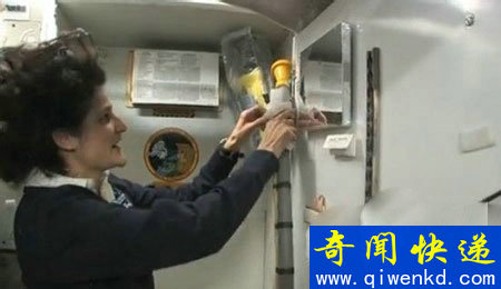 女宇航员在太空竟是这样如厕