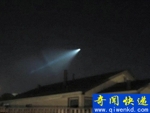 2015年11月,美国加州的一些居民发现天空中有一个奇怪的物体飞过,引发广泛关注。这个物体似乎正在喷射出一道巨大而明亮的蓝色火焰,但实际上这是美国海军的一次导弹试验