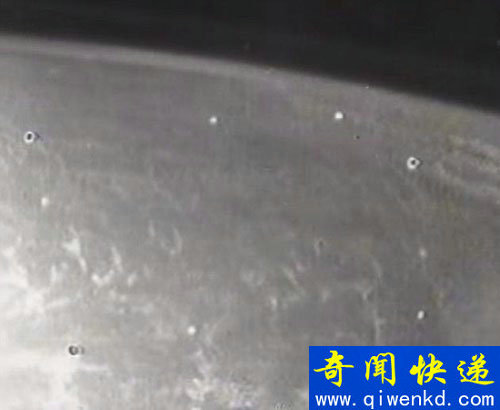 航天飞机拍摄的一段录像中,出现了很多不明亮点,引起关注。但实际上这只是冰晶碎屑在阳光照射下的闪烁现象