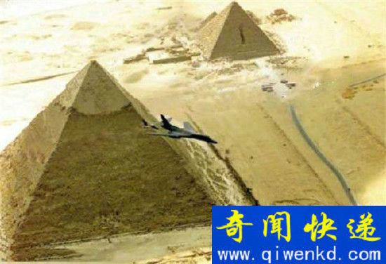 飞机误入时空隧道 竟穿越到3000年前!