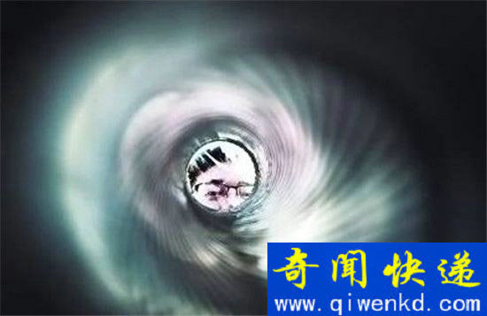 飞机误入时空隧道 竟穿越到3000年前!