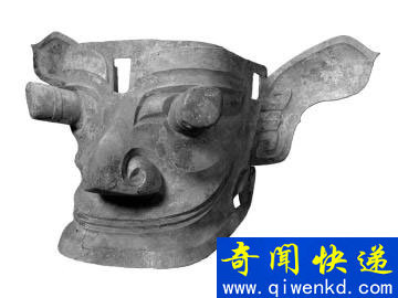 青铜纵目面具
