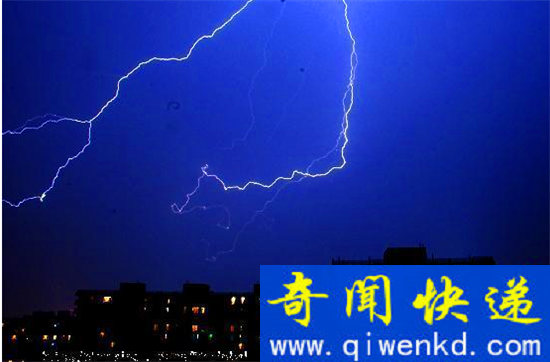UFO频现于雷电天气 外星人飞行器需要充电?