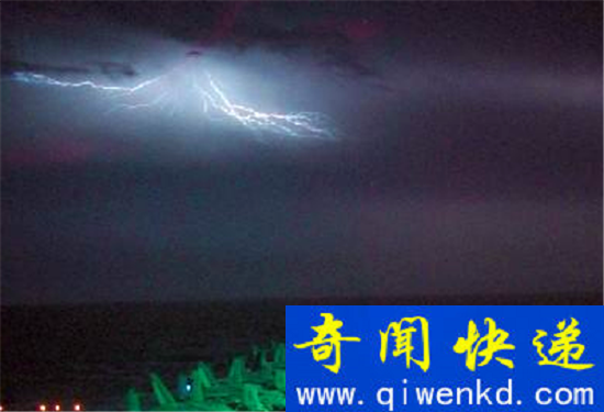 UFO频现于雷电天气 外星人飞行器需要充电?