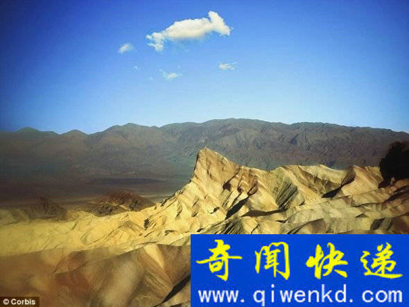 这些盐晶是在东加州死亡谷国家公园的沙漠下发现的。 这些盐晶是在东加州死亡谷国家公园的沙漠下发现的。