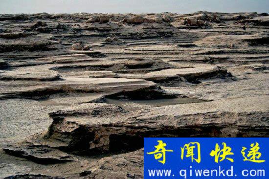 罗布泊湖崎岖地形