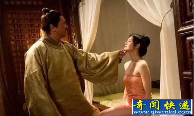 脱衣美女