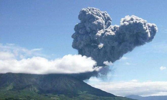 日本樱岛火山喷发 烟柱高达1500米