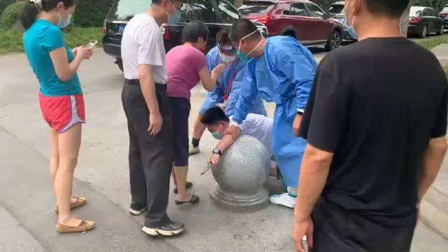男孩骑平衡车做核酸被拒后要砍人