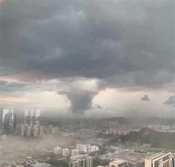 苏州出现12级以上雷暴大风 乌云压城
