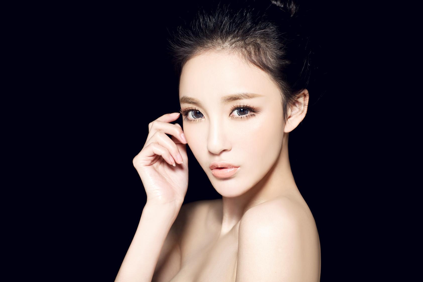 刘雨欣爆乳图片夺眼球 勒出青筋露乳晕(图)
