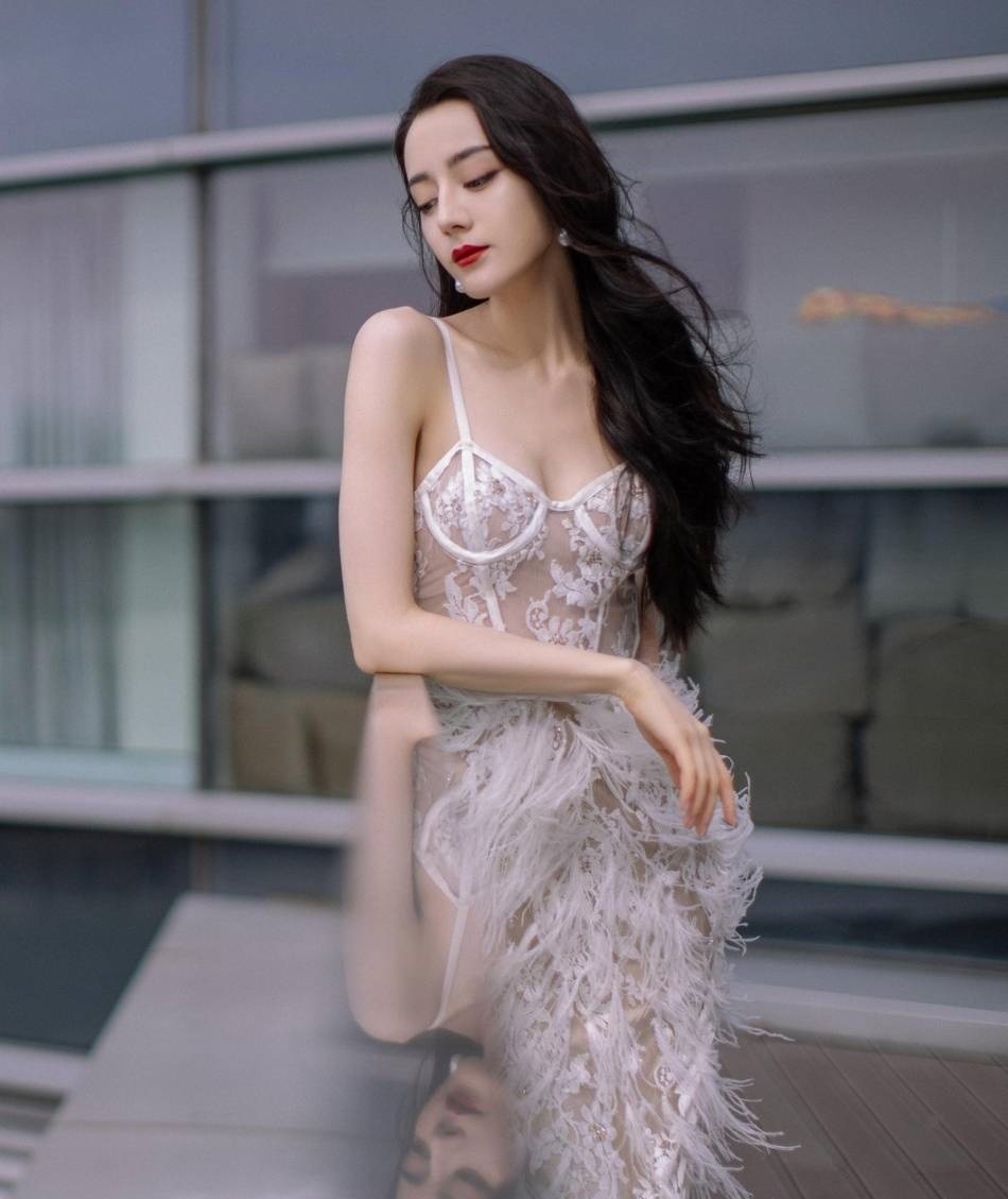 迪丽热巴光着全身图片曝光,实际上是大尺度激情戏的截图