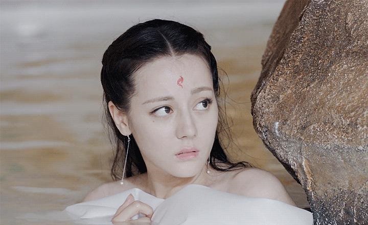 迪丽热巴洗澡图片曝光,胖迪半露香肩引人无限歪歪