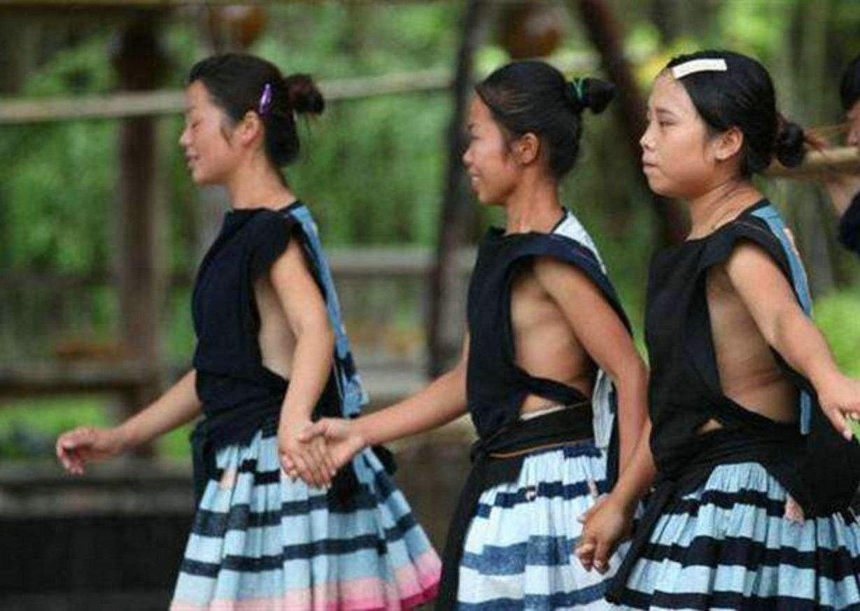 白裤瑶族女性为什么不穿内衣,弯腰对胸部一览无余