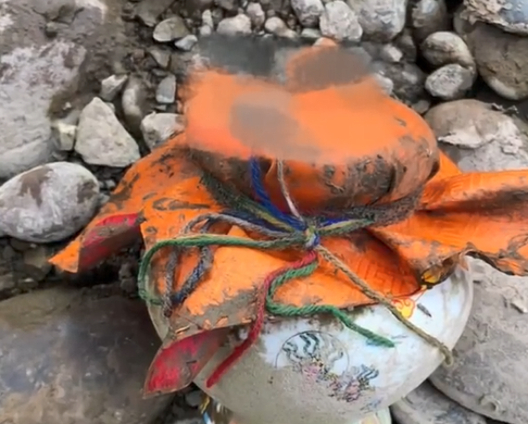 嘉陵江水位降低 浅滩中现神秘坛子