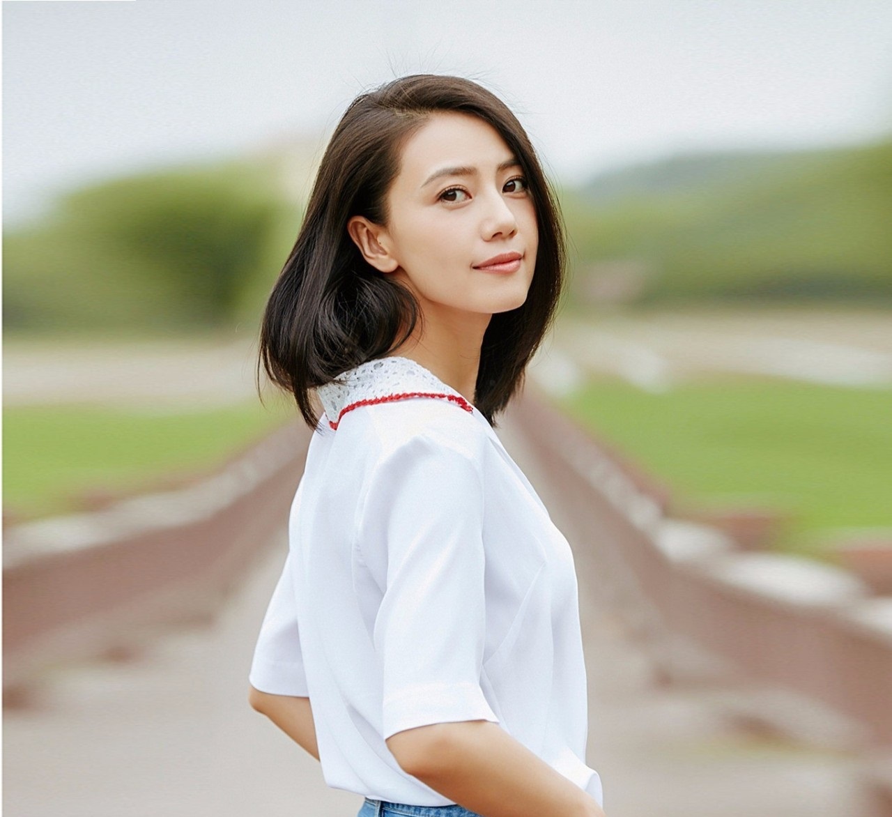 高圆圆蓝T恤搭配白色长裙造型简约 短发女神气质足-搜狐大视野-搜狐新闻
