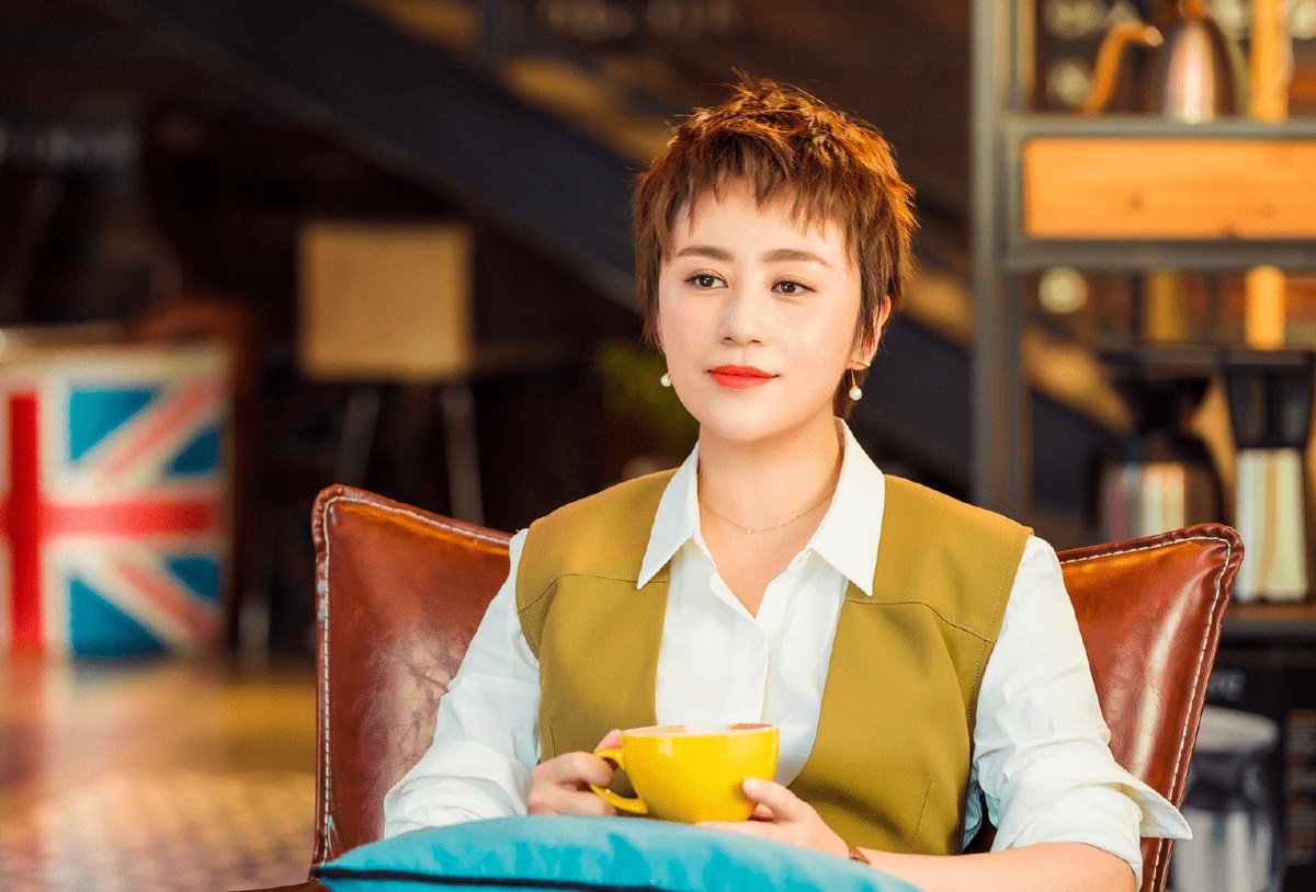 马丽老公比她小多少