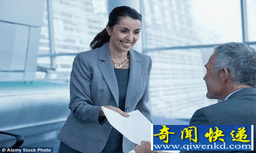 国外实验:穿低胸装容易面试