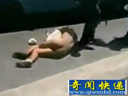 裸女被强奸后遭巨石砸死