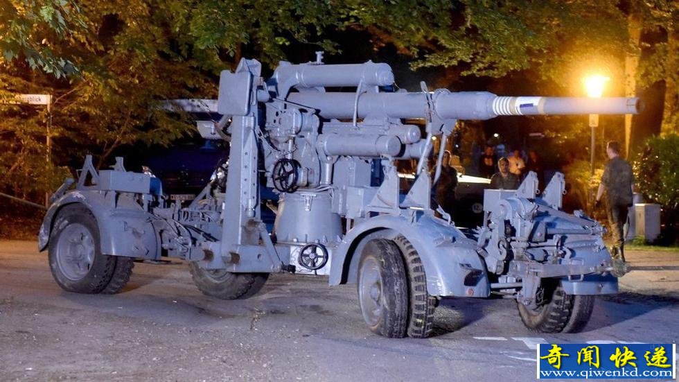 警方在一老人家中发现二战重型武器88炮虎式坦克鱼雷等