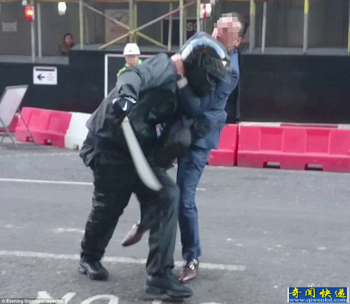 英国西装男赤手空拳与持刀劫匪搏斗