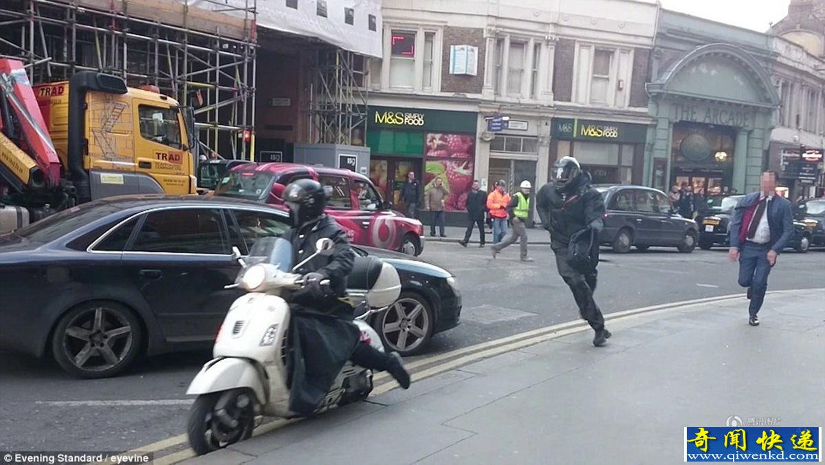 英国西装男赤手空拳与持刀劫匪搏斗