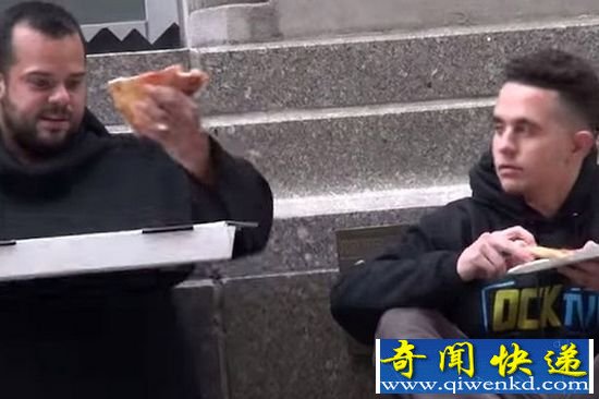 “饥饿路人”向陌生人讨吃仅流浪汉愿分享(图)