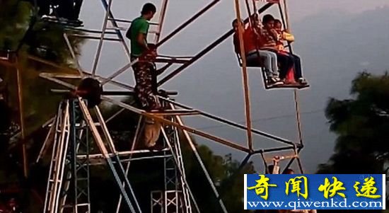 印度摩天轮用人力驱动雇壮男踩动使其运转(图)