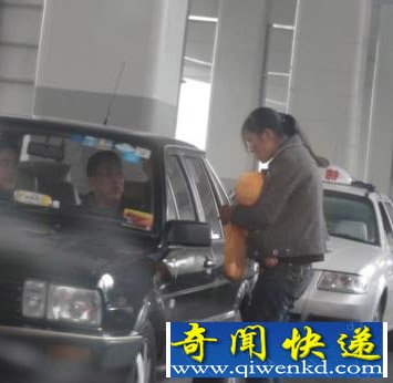 马路丐帮拦车要钱 这是乞讨还是抢劫
