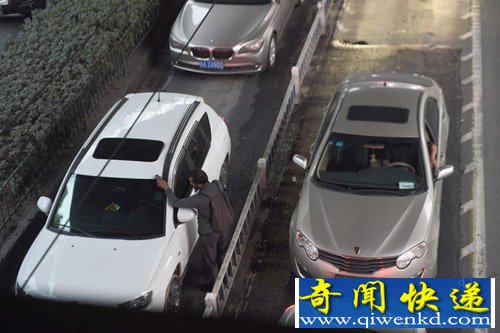 马路丐帮拦车要钱 这是乞讨还是抢劫