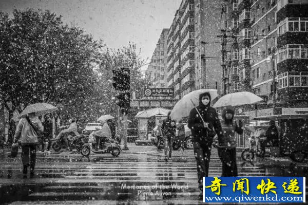 我在冬天穿着秋裤 你却在雪天露着大腿