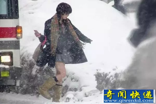 我在冬天穿着秋裤 你却在雪天露着大腿