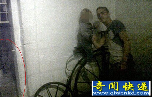 吓屎人 逛博物馆被“幽灵女童”合影