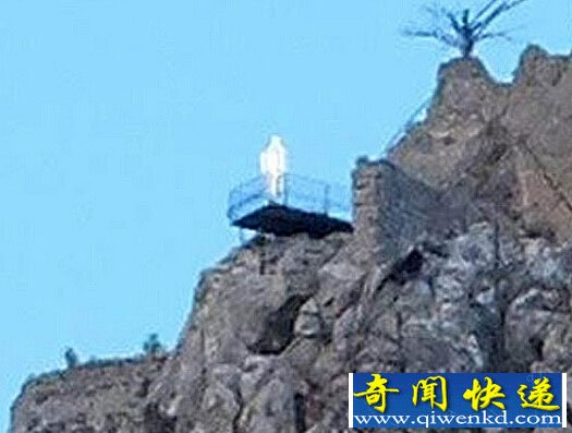 英夫妇参观城堡拍摄到“幽灵” 而且三次入镜