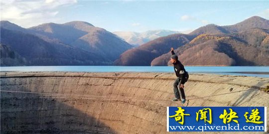 男子60米深“黑洞”上走绳索 挑战极限恐惧