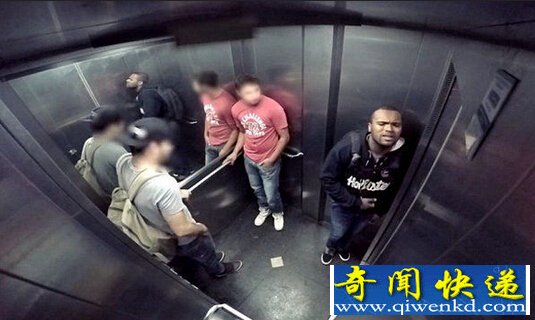 恶作剧 男子电梯用“假屎”喷射乘客 吓尿众人