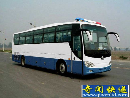 正能量:囚车出车祸 囚犯未趁乱逃跑反施援手