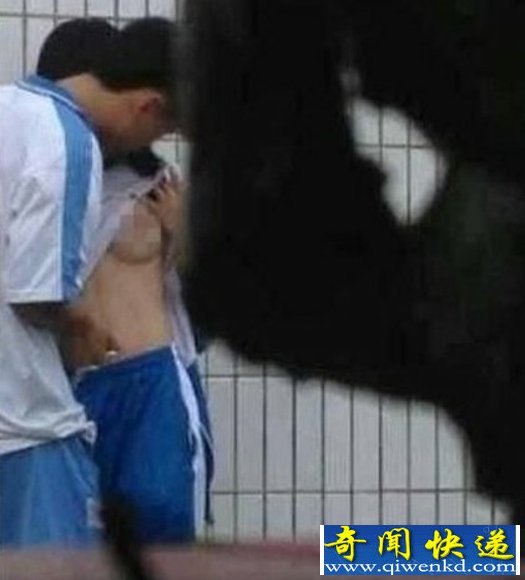 中学生艳照门事件 抚胸添下体大尺度令人震惊!