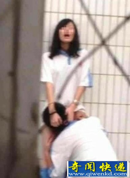 中学生艳照门事件 抚胸添下体大尺度令人震惊!