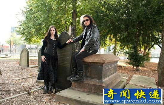 英现实版夫妻吸血鬼食人血 白天睡觉夜晚活动