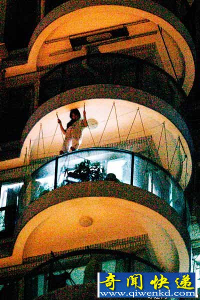 东莞年轻女子深夜站阳台晃荡犹如女鬼上身