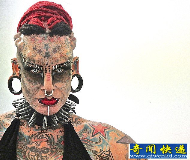 墨西哥女子纹身变吸血鬼受追捧