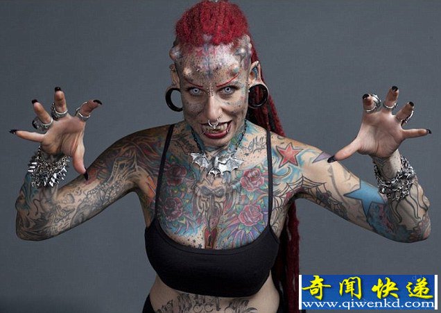 墨西哥女子纹身变吸血鬼受追捧