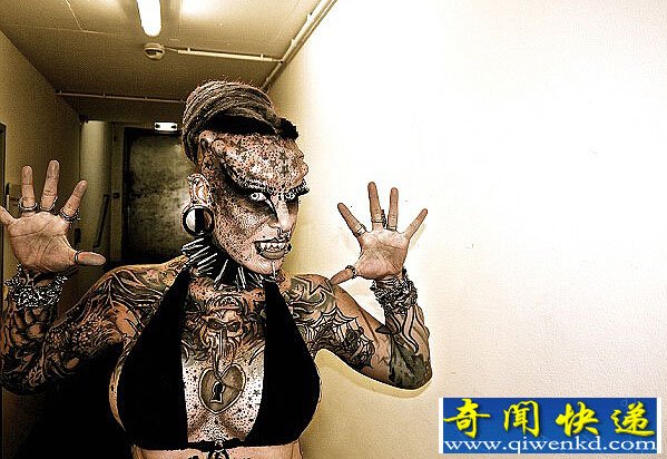 墨西哥女子纹身变吸血鬼受追捧