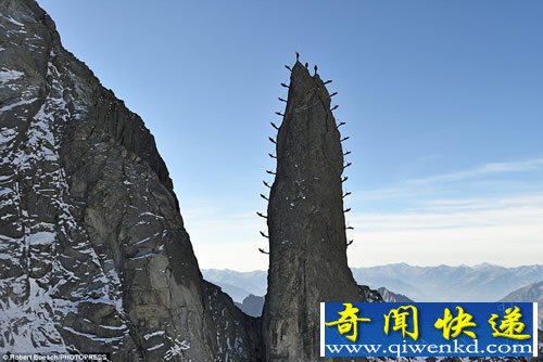 令人惊叹和疯狂 28名登山者定格垂直山峰形似尖针插入这座山峰