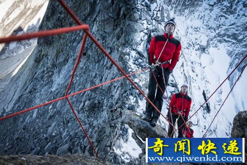 令人惊叹和疯狂 28名登山者定格垂直山峰形似尖针插入这座山峰