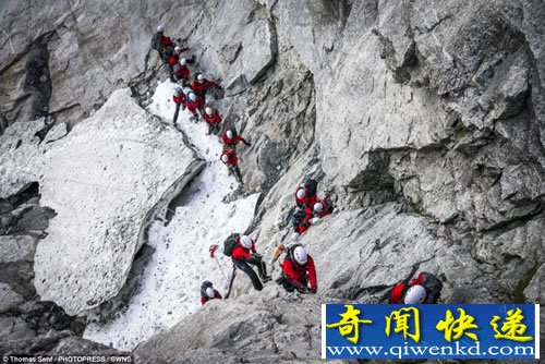 令人惊叹和疯狂 28名登山者定格垂直山峰形似尖针插入这座山峰