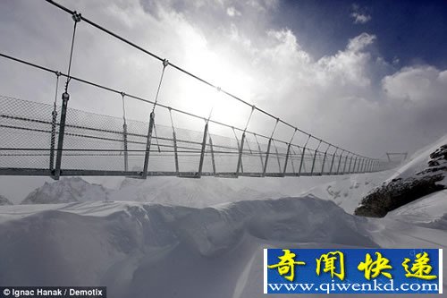 在空中漫步 世界上最可怕最高的悬索桥 花费100万英镑建成
