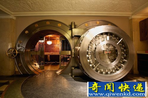 废弃金库变身餐厅 无数的小保险箱和厚重的金库大门