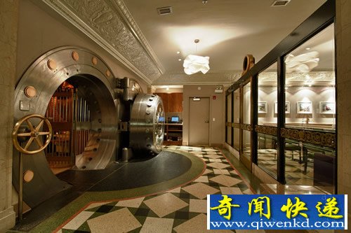 废弃金库变身餐厅 无数的小保险箱和厚重的金库大门